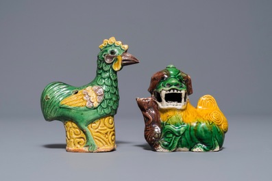 Twee Chinese verte biscuit waterdruppelaars in de vorm van een haan en een leeuw, Kangxi