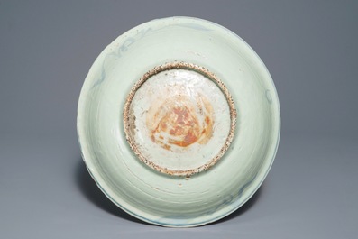 Un plat profond en porcelaine de Chine bleu et blanc pour le march&eacute; islamique, Ming