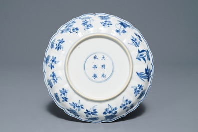 Une coupe en porcelaine de Chine bleu et blanc &agrave; d&eacute;cor d'un paysage, Kangxi