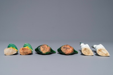 Twee paar papegaaien en een paar waterdruppelaars in verte biscuit en blanc de Chine, Kangxi en later