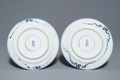 Une paire d&rsquo;assiettes en porcelaine de Chine bleu et blanc, Kangxi