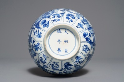 Een Chinese blauwwitte gemouleerde kom met interieursc&egrave;nes, Xuande merk, Kangxi