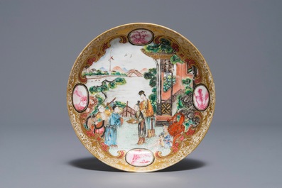 Een fijne Chinese famille rose kop en schotel met 'mandarijns' decor, Yongzheng/Qianlong