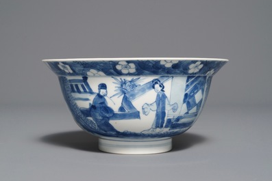 Een Chinese blauwwitte kom met figuren in een tuin, Kangxi merk en periode