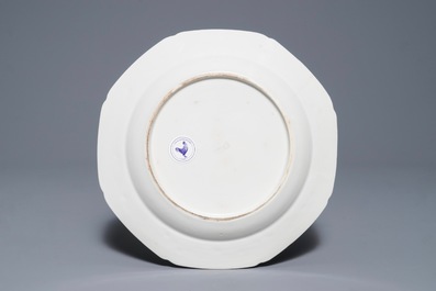Une assiette armori&eacute;e en porcelaine de Chine bleu et blanc pour le march&eacute; anglais, Qianlong