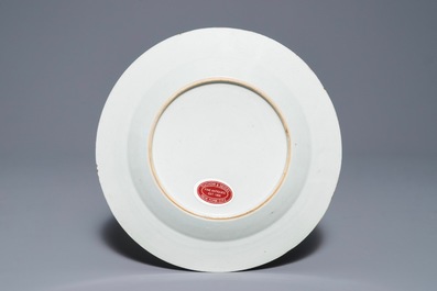 Une assiette armori&eacute;e en porcelaine de Chine famille rose pour le march&eacute; anglais, Qianlong