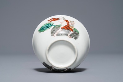 Een Chinese kop en schotel met mythologisch decor van Pan met zijn lier, Qianlong