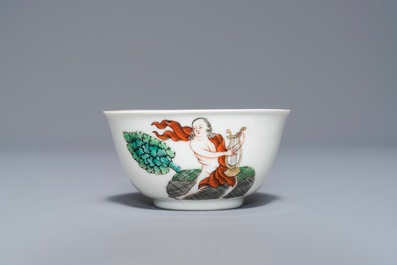 Een Chinese kop en schotel met mythologisch decor van Pan met zijn lier, Qianlong