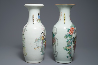 Twee Chinese famille rose vazen met tweezijdig decor, 19/20e eeuw
