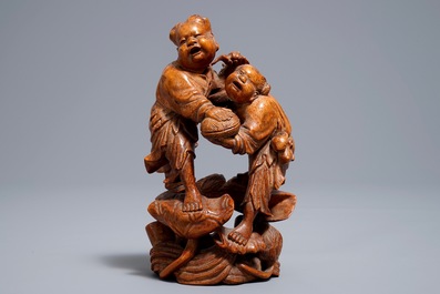 Een Chinese bamboe groep van twee spelende knapen, 19/20e eeuw