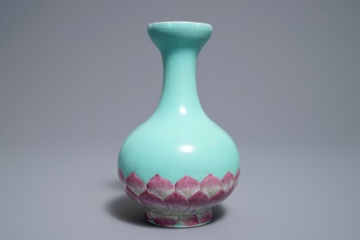 Un vase en forme de lotus en porcelaine de Chine famille rose, 19/20&egrave;me