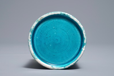 Een Chinese monochrome turquoise penselenwasser en een bord, Kangxi