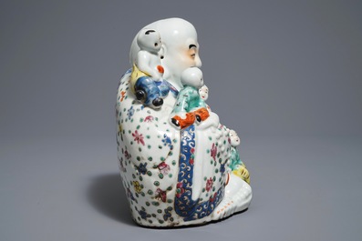 Een Chinese famille rose figuur van Boeddha, 19/20e eeuw