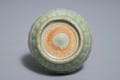 Un bol en porcelaine de Chine c&eacute;ladon de Longquan en forme de chrysanth&egrave;me, Song ou Ming