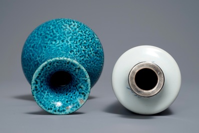 Deux vases en porcelaine de Chine bleu et blanc et turquoise monochrome, Qianlong et 19&egrave;me
