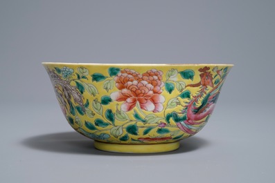 Un bol en porcelaine de Chine famille rose sur fond jaune, marque de Qianlong, 19&egrave;me