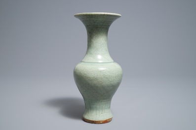 Een Chinese Longquan celadon vaas met onderglazuur decor, Ming