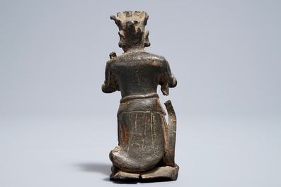 Een Chinese bronzen figuur van een bewaker, Ming