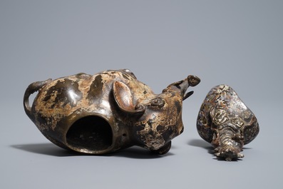 Un br&ucirc;le-parfum en bronze en forme d'&eacute;l&eacute;phant, Ming