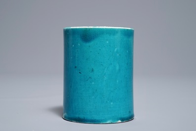 Un porte-pinceaux et une assiette en porcelaine de Chine turquoise monochrome, Kangxi