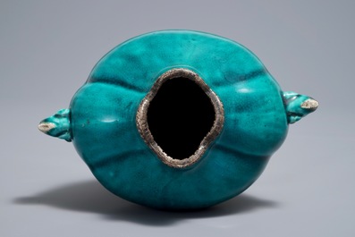 A Chinese monochrome turquoise-glazed vase on stand, 18th C.