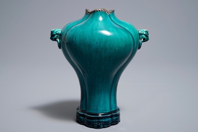 Un vase sur socle en porcelaine de Chine turquoise monochrome, 18&egrave;me