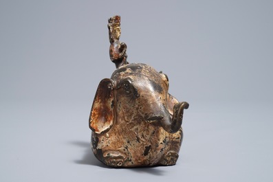 Een Chinese bronzen wierookbrander in de vorm van een olifant met berijdster, Ming