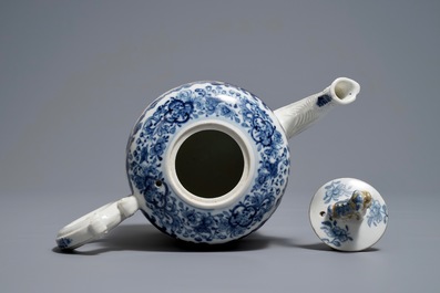 Une grande th&eacute;i&egrave;re en porcelaine de Chine famille rose &agrave; d&eacute;cor mandarin, Qianlong