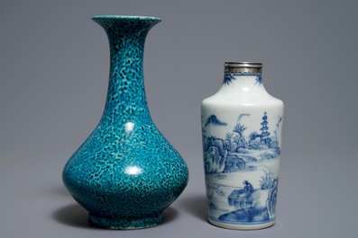 Deux vases en porcelaine de Chine bleu et blanc et turquoise monochrome, Qianlong et 19&egrave;me