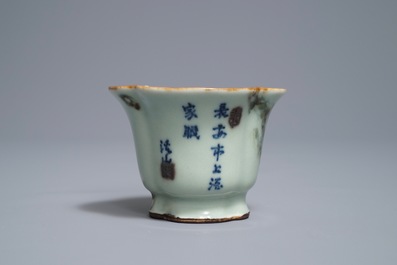 Een Chinese libation cup met onderglazuur rood en blauw decor, Qianlong merk, 18/19e eeuw