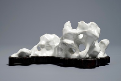 Un repose-pinceaux en porcelaine blanc de Chine, 19/20&egrave;me