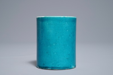 Een Chinese monochrome turquoise penselenwasser en een bord, Kangxi