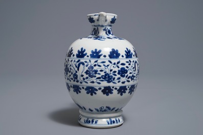 Une verseuse en porcelaine de Chine bleu et blanc d'apr&egrave;s un mod&egrave;le europ&eacute;en, Kangxi