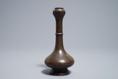 Un vase de forme bouteille en bronze aux taches dor&eacute;es, Chine, Ming