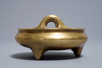 Een Chinese bronzen driepotige wierookbrander, Xuande merk, 18e eeuw