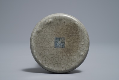 Een Chinees ge-type scrollgewicht met craquel&eacute; glazuur, Qianlong merk, 19/20e eeuw