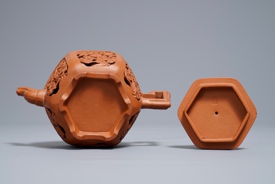 Een Chinese dubbelwandige Yixing steengoed theepot met deksel, Kangxi