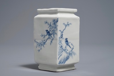 Un vase de forme lozange en porcelaine de Chine bleu et blanc, 20&egrave;me