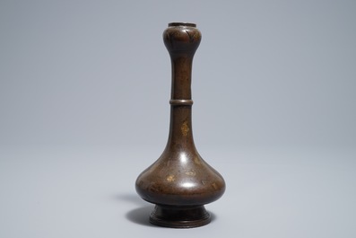 Un vase de forme bouteille en bronze aux taches dor&eacute;es, Chine, Ming