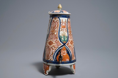 A Japanese Imari cistern and cover, Edo, 18th C.