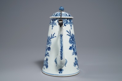 Een Chinese blauwwitte dekselkan met zilveren montuur, Qianlong