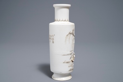 Un vase en biscuit &agrave; d&eacute;cor en relief, marque de Wan Bing Rong, Chine, 20&egrave;me