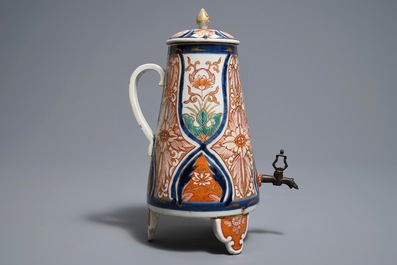 A Japanese Imari cistern and cover, Edo, 18th C.