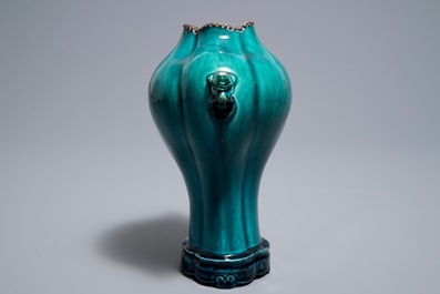 Un vase sur socle en porcelaine de Chine turquoise monochrome, 18&egrave;me