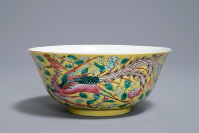 Un bol en porcelaine de Chine famille rose sur fond jaune, marque de Qianlong, 19&egrave;me