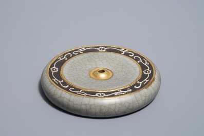 Un poids de rouleau en porcelaine de Chine &agrave; fond craquel&eacute; de type ge, marque de Qianlong, 19/20&egrave;me