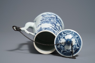 Une verseuse couverte en porcelaine de Chine bleu et blanc &agrave; monture en argent, Qianlong