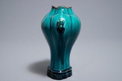 A Chinese monochrome turquoise-glazed vase on stand, 18th C.