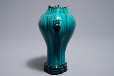 Un vase sur socle en porcelaine de Chine turquoise monochrome, 18&egrave;me