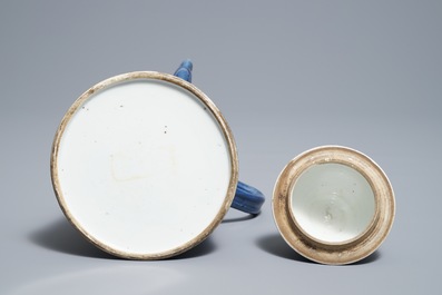 Une cafeti&egrave;re couverte en porcelaine de Chine bleu poudr&eacute; et dor&eacute;, Kangxi